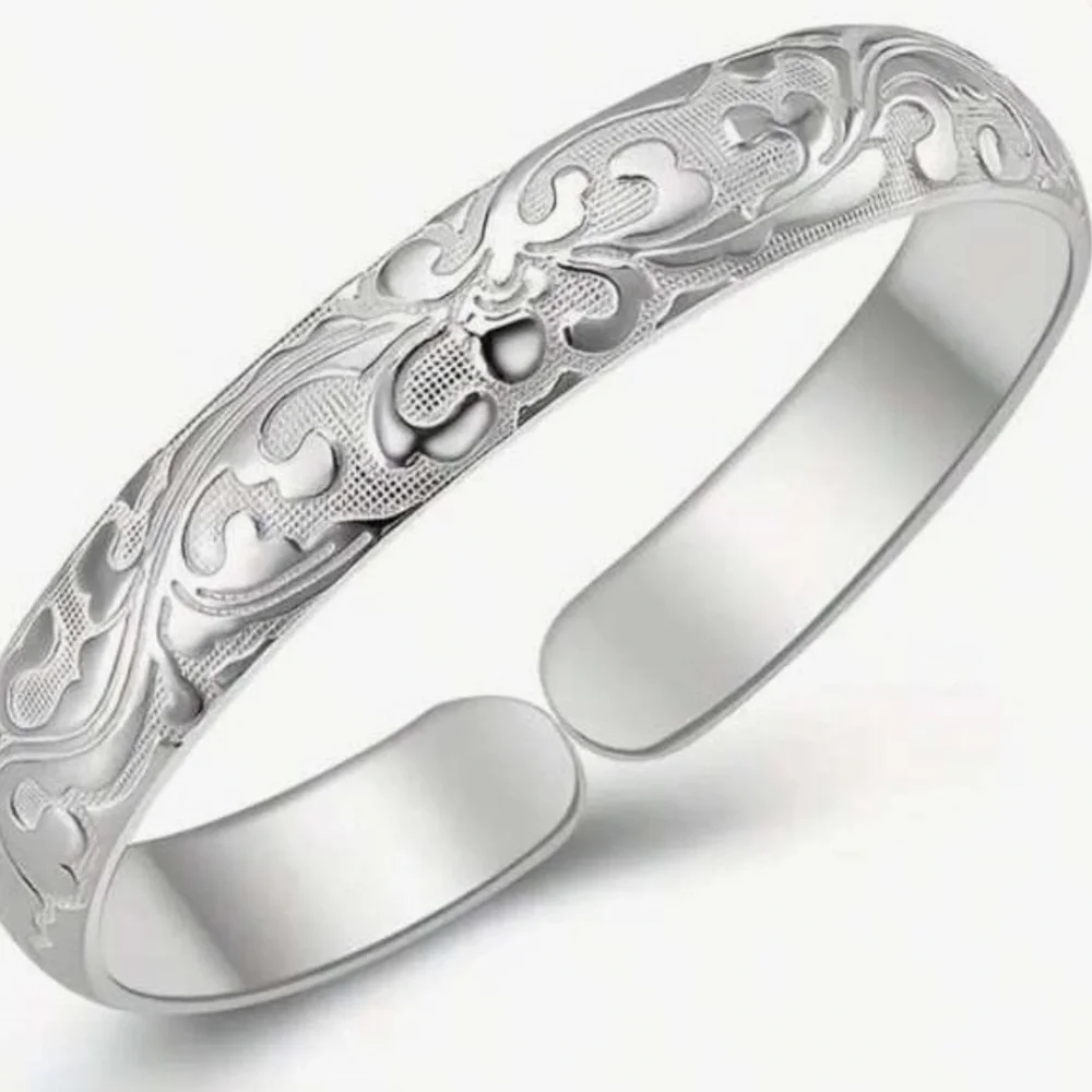 Silver Floral Cuff Bracelet – Adjustable Vintage-Inspired Design